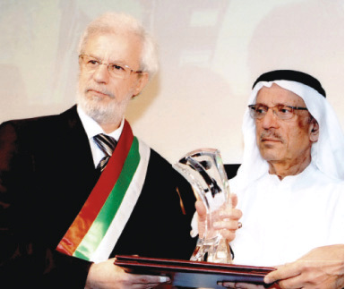 "محمد بنيس يتسلم جائزته من عبدالغفار حسين"