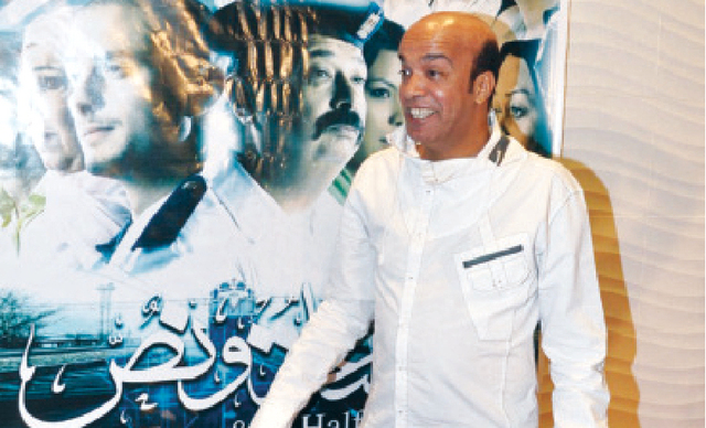 "سليمان عيد أمام ملصق الفيلم"