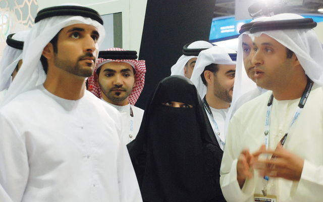 "حمدان بن محمد يستمع الى شرح من سعيد راشد اليتيم وكيل وزارة المالية المساعد"