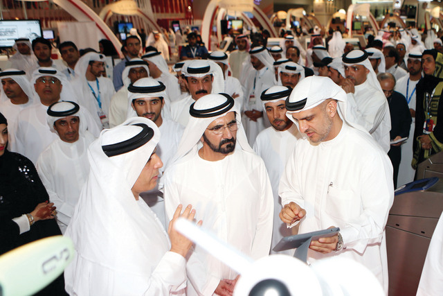 "نائب رئيس الدولة يستمع من مطر الطاير إلى شرح عن خدمة دفع تعرفة استخدام وسائل النقل الجماعي بالهواتف الذكية"