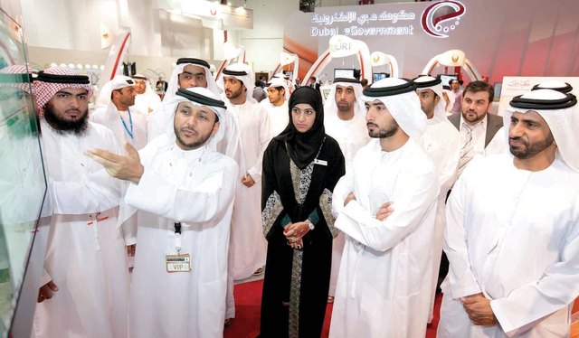 "خلال زيارته للاجنحة المشاركة في المعرض"