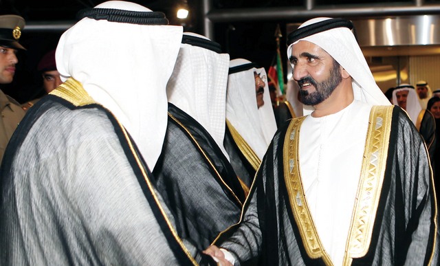 "محمد بن راشد يصافح كبار مستقبليه"