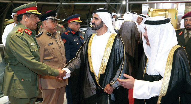 ".وسموه يصافح كبار مستقبليه تصوير ـــ خليفة اليوسف ومحمد هشام"