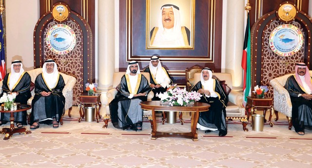 "صباح الأحمد لدى استقباله محمد بن راشد بحضور نواف الصباح وعبدالله بن زايد وأنور قرقاش تصوير ـــ خليفة اليوسف ومحمد هشام"