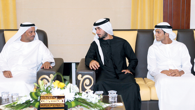 "ماجد يتحدث مع أحمد الملا والد البطل\t من المصدر"