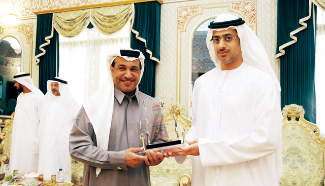 "مروان المعلا يقدم درعاً للمطيوعي"