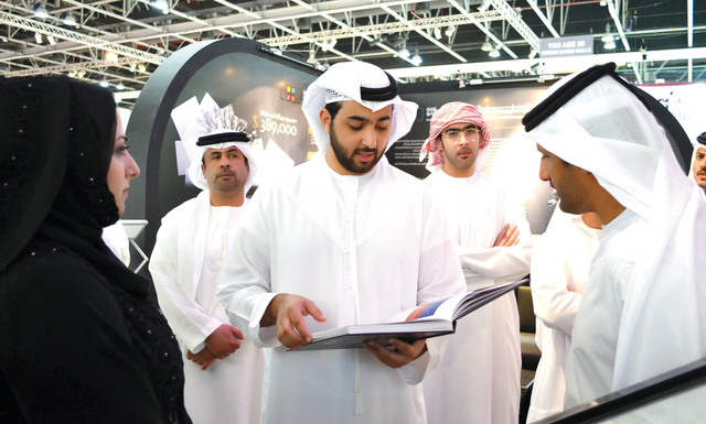 "راشد المعلا أثناء زيارته لمنصة الجائزة\t من المصدر"