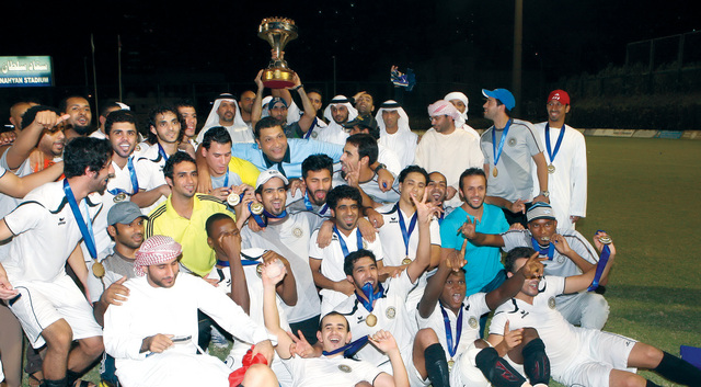 "فريق حماية المنشآت مع كأس البطولة بعد التتويج\t من المصدر"