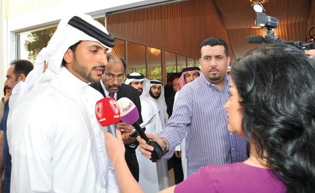 "ناصر بن حمد خلال حديثه للإعلاميين"
