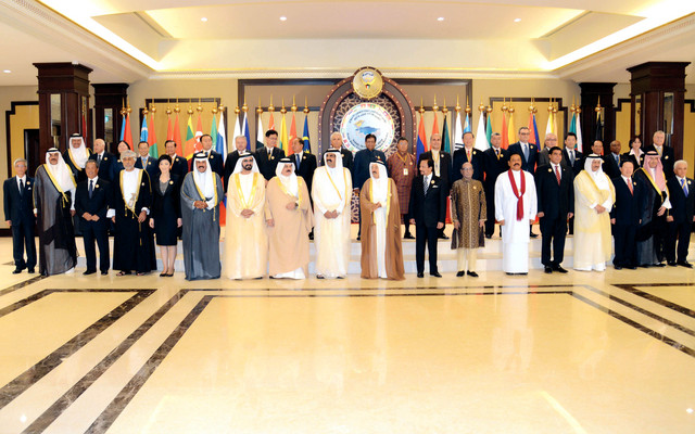 "محمد بن راشد في لقطة جماعية مع قادة الدول المشاركين في المؤتمر بحضور ملك البحرين وأميري الكويت وقطر وولي عهد الكويت"