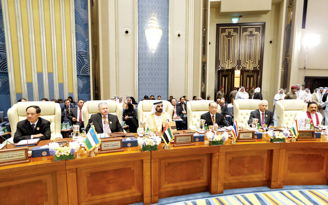 "محمد بن راشد مترئساً وفد الدولة إلى المؤتمر بحضور عدد من قادة الدول الآسيوية  \t  تصوير ــــ خليفة اليوسف ومحمد هشام"