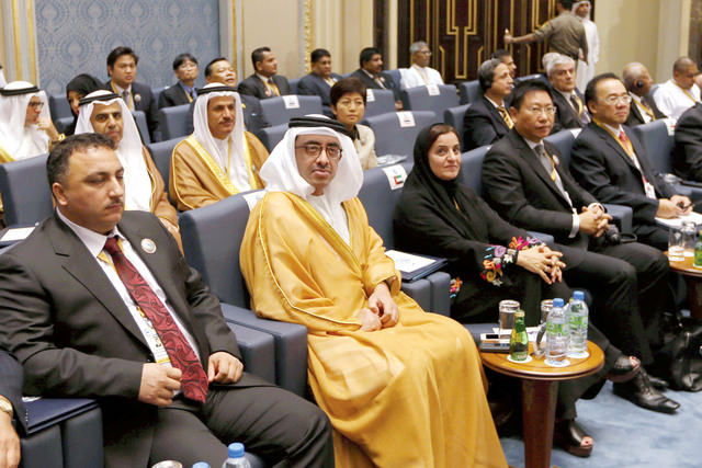 "عبد الله بن زايد ولبنى القاسمي وسلطان المنصوري وعبيد الطاير وأنور قرقاش خلال المؤتمر"