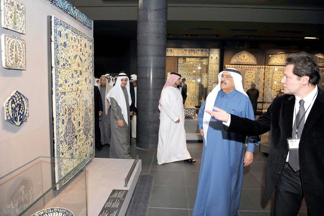 "سموه يشاهد لوحات من الفسيفساء"
