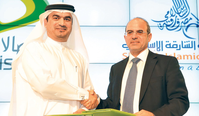 "عبدالله الأحمد و أحمد سعد خلال توقيع الاتفاقية أمس في جيتكس دبي البيان"