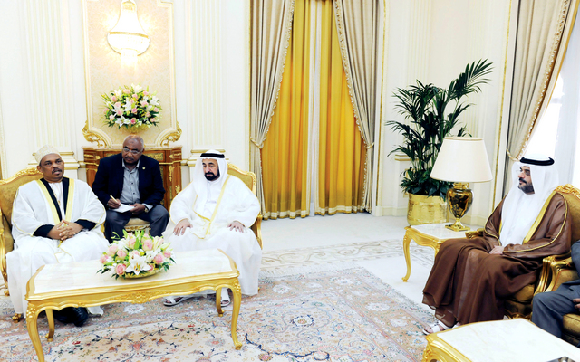 "حاكم الشارقة وسلطان بن محمد خلال استقبال رئيس جمهورية القمر\t وام"