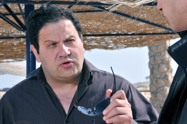 "مشهد من فيلم منعم وسنية"