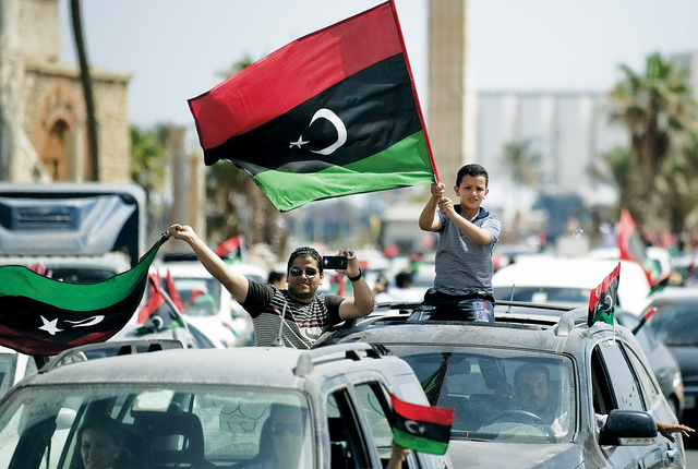 "الفرحة تعم الشوارع"