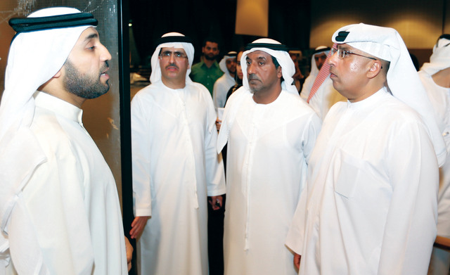 "أحمد بن سعيد والطاير والشيخ يستمعون إلى شرح من خليفة سليمان عن التحضيرات"