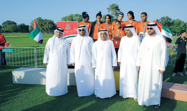 "الكمالي والمهيري خلال تتويج الفتيات في أحد السباقات \tمن المصدر"
