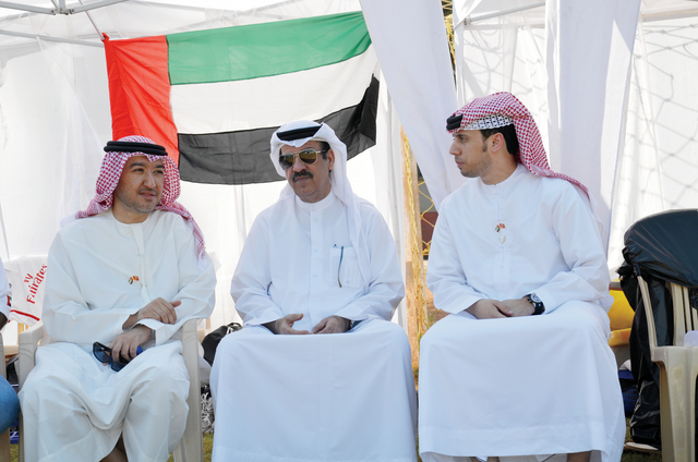 "محمد يوسف ( فى الوسط)\t\tمن المصدر"