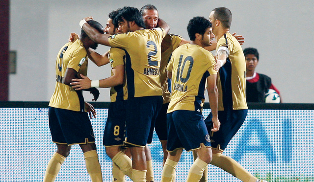 "فرحة لاعبي دبي بالفوز على الوحدة في أبوظبي \t تصوير: مجدي إسكندر"