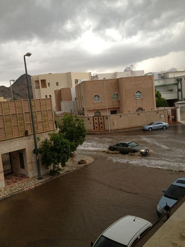 "الصورة بثها الشيخ سلمان العودة لمكة بعد 5 دقائق من سقوط الأمطار"