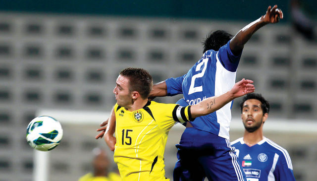 "غريغوري في صراع على الكرة مع مدافع النصر"