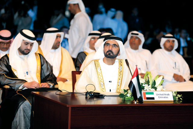 ".. وسموه يتابع الجلسة الافتتاحية للمنتدى بحضور مكتوم بن محمد وراشد بن فهد وسعيد الطاير وأحمد الشيخ وسلطان السبوسي"