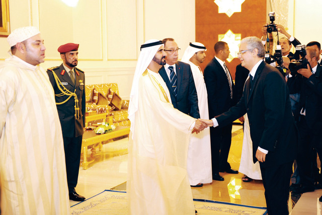"...وسموه يصافح أعضاء الوفد المرافق لملك المغرب"
