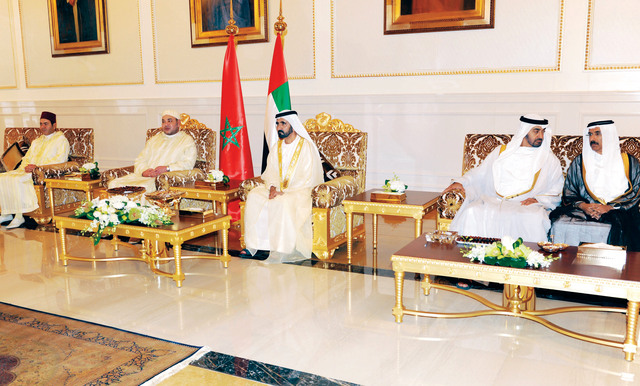 "محمد بن راشد لدى استقباله ملك المغرب بحضور محمد بن زايد ومحمد المر تصوير ــــ سيف محمد وخليفة اليوسف"