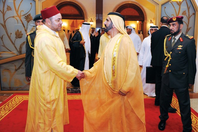 "محمد بن راشد يصافح العاهل المغربي"