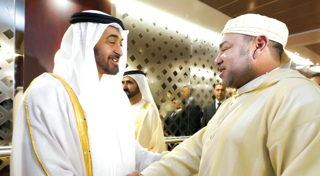 "محمد بن زايد يصافح محمد السادس"