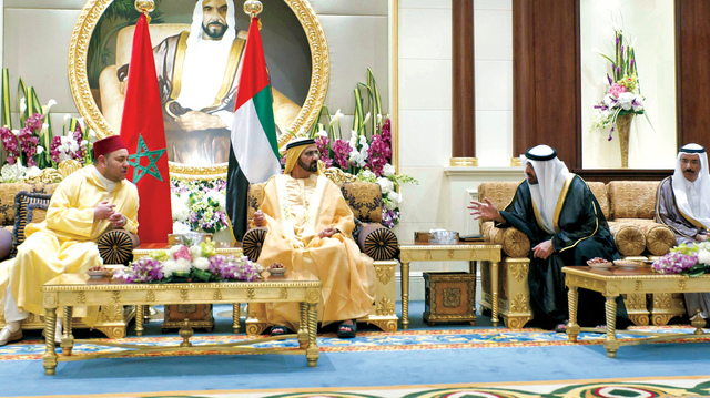 "محمد بن راشد وملك المغرب يستمعان إلى محمد بن زايد بحضور محمد المر وسرور بن محمد تصوير ـــ سيف محمد وخليفة اليوسف"