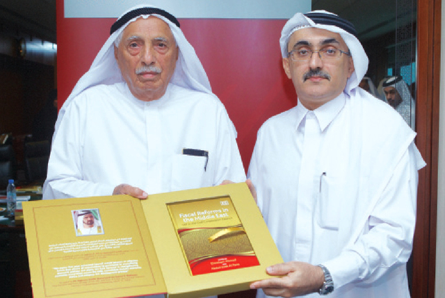 "جمعة الماجد ود. لؤي بلهول يعرضان الكتاب \t\t\t من المصدر"