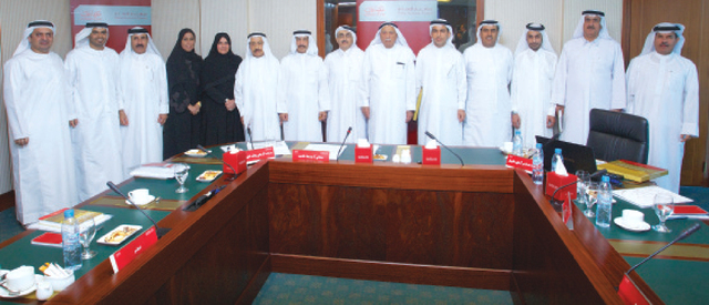 "أعضاء من مجلس دبي الاقتصادي أثناء إطلاق كتاب ضريبة القيمة المضافة \t\t من المصدر"