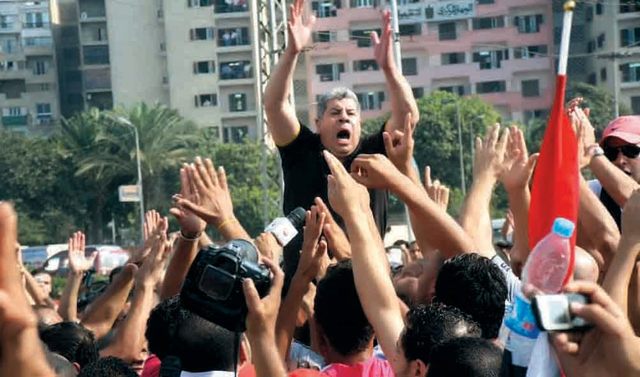 "أحمد شوبير محمولا على الأكتاف في إحدى التظاهرات\tالبيان"