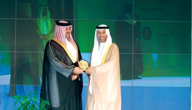 "السركال يتسلم الهدية التذكارية خلال مؤتمر الرياضة والبيئة\t من المصدر"