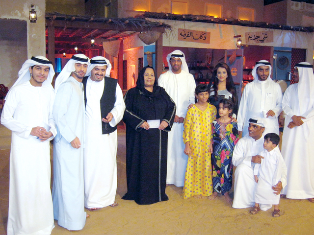"المقبالي مع فريق عمل برنامج «السنيار» \t البيان"