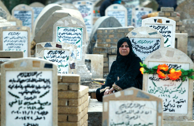 "عراقية تزور أقربائها الراحلين في بغداد على أمل أن يعود الأمن إلى ربوع بلادها ا.ف.ب"