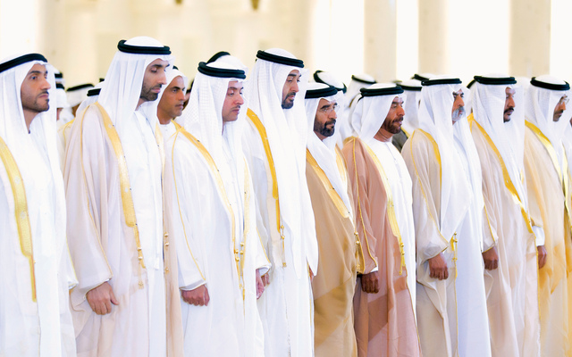 "محمد بن زايد يؤدي الصلاة بحضور سيف وسرور بن محمد وهزاع وسعيد ونهيان بن زايد ونهيان بن مبارك وسعيد بن محمد آل نهيان\tوام"