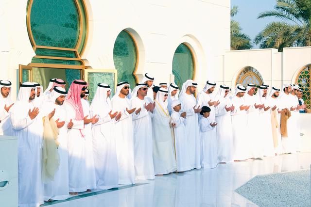 "وسموه يقرأ الفاتحة على ضريح المغفور له الشيخ زايد بحضور سيف بن محمد وهزاع وسعيد وسيف وطحنون وذياب وعمر بن زايد وسلطان بن خليفة ونهيان بن مبارك وسعيد بن محمد آل نهيان والهاشمي والكعبي"