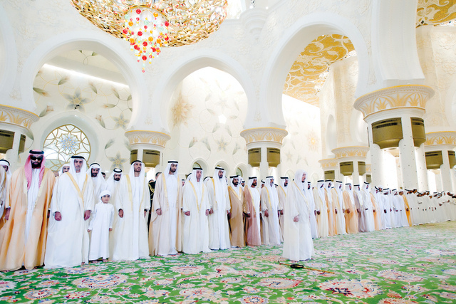 "محمد بن زايد والشيوخ خلال الصلاة"