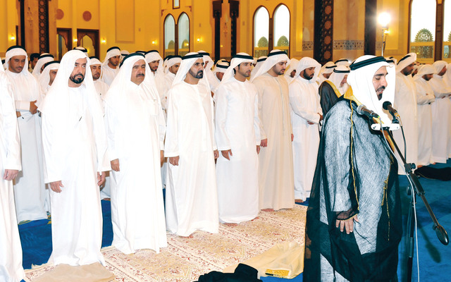 "نائب رئيس الدولة يؤدي صلاة العيد بحضور حمدان بن محمد وحمدان بن راشد ومكتوم بن محمد والشيوخ"