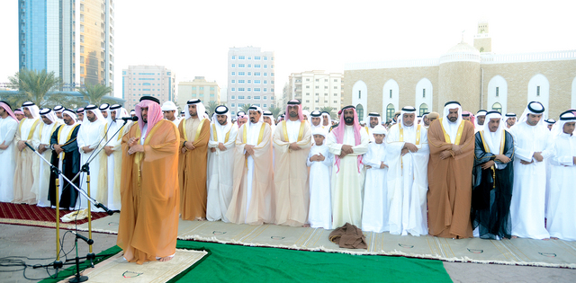 "حاكم عجمان وعمار وعبد العزيز وراشد النعيمي والشيوخ والمسؤولون خلال الصلاة \t\t وام"