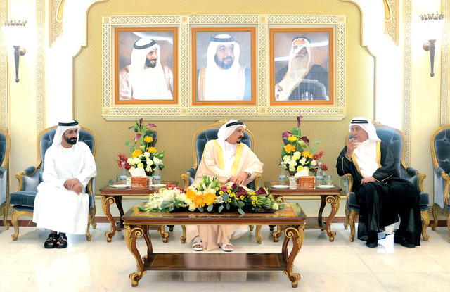 "حاكم عجمان خلال استقبال المهنئين من المواطنين"