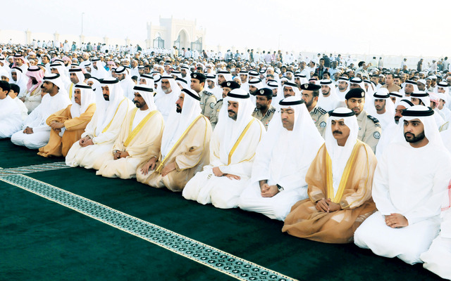 "سلطان القاسمي يؤدي صلاة عيد الاضحى وإلى جانبه سلطان بن محمد وعدد من الشيوخ وكبار المسؤولين \t وام"