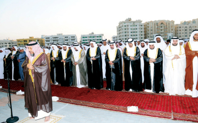 "الشرقي يؤدي صلاة العيد والى جانبه الشيوخ والمسؤولون"