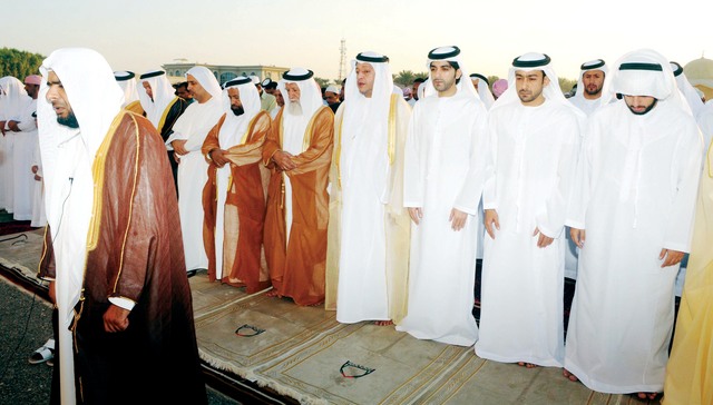 "سعيد بن طحنون خلال أداء صلاة العيد"