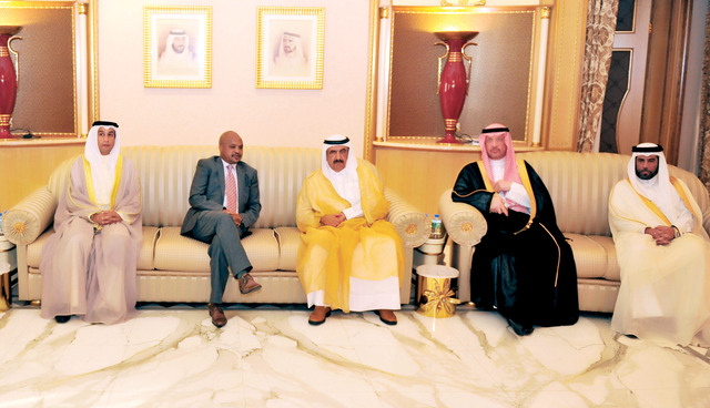 "حمدان بن راشد خلال استقبال اعضاء السلك القنصلي\t تصوير ــ محمد هشام"