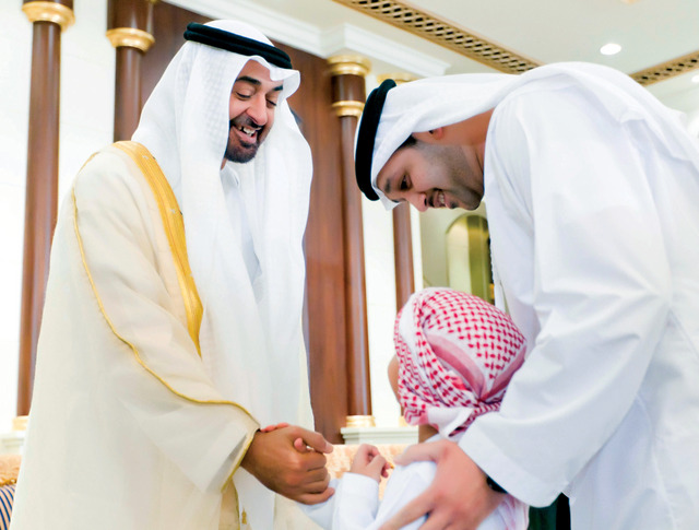 ".. وسموه يتقبل تهاني طفل بحنان الأب"